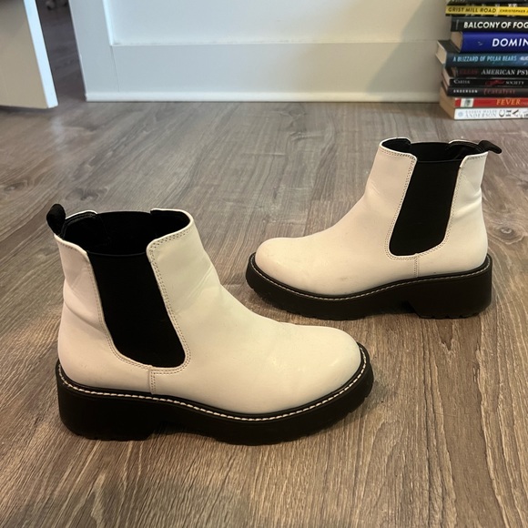 Steve Madden Chelsea Boots ✨ - Picture 2 of 4